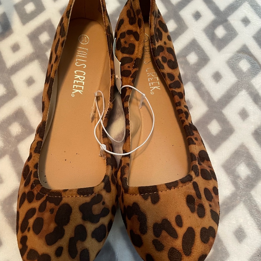 1003 Falls Creek NWT leopard print suede flats. Size 11 but they run small.